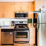 Micasa Suites - Stylish Condo In Maple Leaf Square